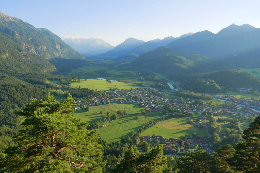 Heldenkreuz Eschenlohe Blick Wettersteingebirge