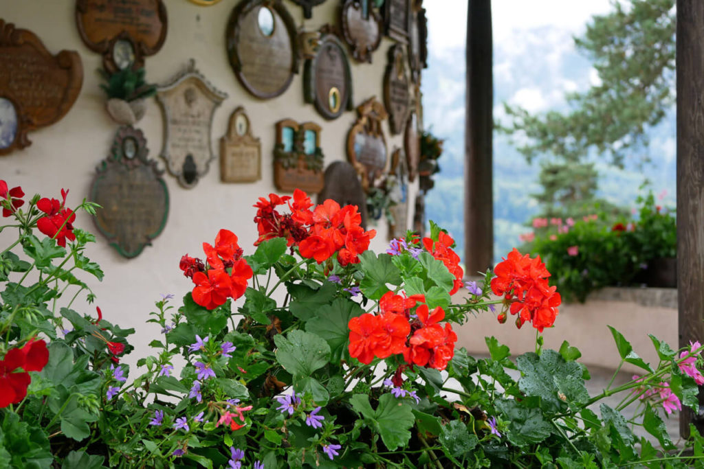 Kriegergedächtniskapelle Garmisch Blumen
