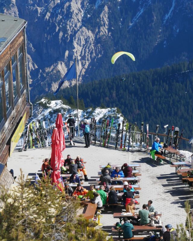 // Frühlingswochenende 💙❄️

#garmischclassic #osterfelderkopf #osterfelder #entdeckegapa #garmischpartenkirchen #zugspitzregion #alps #bergwinter #bergliebe #wettersteingebirge